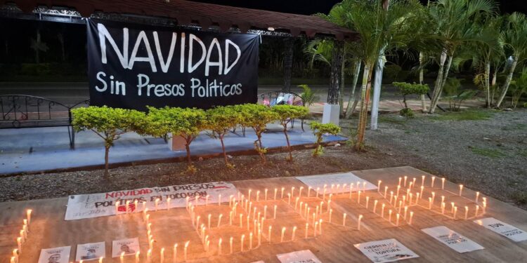 AME5346. CARACAS (VENEZUELA), 07/11/2024.- Fotografía cedida por el Comité por la Libertad de los Presos Políticos de velas encendidas por familiares de privados de libertad en una manifestación este jueves, en las inmediaciones de la cárcel de Tocorón, en Tocorón (Venezuela). Casi una veintena de familiares de detenidos en una cárcel ubicada en el norte de Venezuela realizan este jueves una vigilia cerca del centro penitenciario para exigir la libertad "inmediata" de sus parientes y del resto de los "presos políticos" que -denuncian- hay en el país. EFE/ Comité por la Libertad de los Presos Políticos /SOLO USO EDITORIAL/SOLO DISPONIBLE PARA ILUSTRAR LA NOTICIA QUE ACOMPAÑA (CRÉDITO OBLIGATORIO)