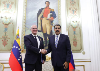 AME5271. CARACAS (VENEZUELA), 07/11/2024.- Fotografía cedida por Palacio Miraflores del presidente de Venezuela, Nicolás Maduro posando junto al vice primer ministro ruso para Turismo, Deporte, Cultura y Comunicación, Dmitry Chernyshenko, este jueves, en Caracas (Venezuela). Chernyshenko llegó a Venezuela con el objetivo de evaluar y fortalecer los acuerdos de cooperación firmados entre ambas naciones en el marco de la Comisión Intergubernamental de Alto Nivel. EFE/ PALACIO MIRAFLORES/SOLO USO EDITORIAL/NO VENTAS/SOLO DISPONIBLE PARA ILUSTRAR LA NOTICIA QUE ACOMPAÑA/CRÉDITO OBLIGATORIO