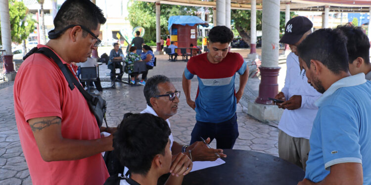 MEX3585. TAPACHULA (MÉXICO), 26/10/2024.- Migrantes permanecen en una plaza pública del municipio de Tapachula, este sábado en el estado de Chiapas (México). La creciente delincuencia y el clima de inseguridad en la frontera sur de México han llevado a miles de migrantes a organizar una nueva caravana migrante, que saldrá el próximo 5 de noviembre, coincidiendo con el día de las elecciones en Estados Unidos. EFE/Juan Manuel Blanco