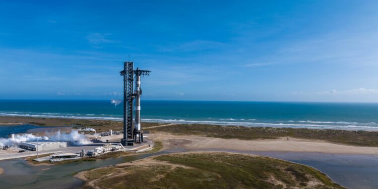 USA9321. BOCA CHICA (TX, EEUU), 18/11/2024.- Fotografía cedida por SpaceX donde se muestra el cohete Starship durante las pruebas de carga de propulsor y comprobaciones previas al vuelo, el 17 de noviembre de 2024 en Starbase, Boca Chica (Estados Unidos). SpaceX tiene todo listo para la sexta prueba de su enorme nave Starship, que despegará mañana martes desde su base en Texas (EE.UU.) y tentará de nuevo la exitosa recuperación de su primera etapa. EFE/ Spacex / SOLO USO EDITORIAL/ SOLO DISPONIBLE PARA ILUSTRAR LA NOTICIA QUE ACOMPAÑA (CRÉDITO OBLIGATORIO)