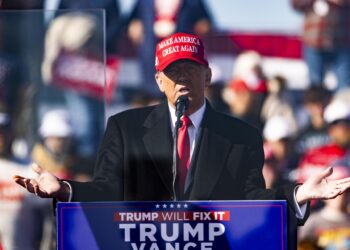 Lititz (United States), 03/11/2024.- Former President of the United States and current Republican presidential candidate Donald Trump addresses supporters at a campaign rally in Lititz, Pennsylvania, USA, 03 November 2024. With Election Day two days away on 05 November, polls show that the presidential race between Trump and Democratic presidential nominee Vice President Kamala Harris is very close.  (Estados Unidos) EFE/EPA/JIM LO SCALZO