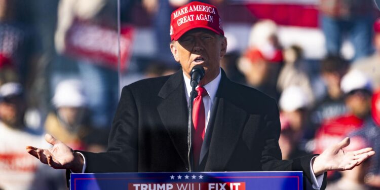 Lititz (United States), 03/11/2024.- Former President of the United States and current Republican presidential candidate Donald Trump addresses supporters at a campaign rally in Lititz, Pennsylvania, USA, 03 November 2024. With Election Day two days away on 05 November, polls show that the presidential race between Trump and Democratic presidential nominee Vice President Kamala Harris is very close.  (Estados Unidos) EFE/EPA/JIM LO SCALZO