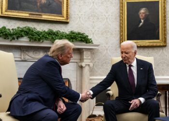 Washington, Dc (United States), 13/11/2024.- US President Joe Biden (R) and President-elect Donald Trump during a meeting in the Oval Office of the White House in Washington, DC, USA, 13 November 2024. Biden will argue in favor of continued US aid to Ukraine during the transition to President-elect Donald Trump's administration, according to national security advisor Jake Sullivan. (Ucrania) EFE/EPA/AL DRAGO / POOL