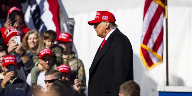 Lititz (United States), 03/11/2024.- Former President of the United States and current Republican presidential candidate Donald Trump prepares to address supporters at a campaign rally in Lititz, Pennsylvania, USA, 03 November 2024. With Election Day two days away on 05 November, polls show that the presidential race between Trump and Democratic presidential nominee Vice President Kamala Harris is very close.  (Estados Unidos) EFE/EPA/JIM LO SCALZO