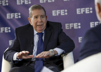 MADRID, 25/11/2024.- El candidato opositor venezolano, Edmundo González Urrutia, durante una entrevista con Efe, la primera que da a un medio español, en la que sostiene que está "moralmente preparado" para su eventual detención si regresa el 10 de enero a Caracas para asumir la Presidencia y apuesta por una transición pacífica para Venezuela en la que el chavismo pueda encontrar un espacio y el propio Nicolás Maduro pueda seguir en el país. EFE/Chema Moya