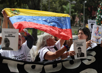 AME9796. CARACAS (VENEZUELA), 21/11/2024.- Familiares de detenidos gritan consignas este jueves, afuera de la sede del Ministerio Público en Caracas (Venezuela). Decenas de personas en Venezuela protestaron este jueves frente a la Fiscalía General para exigir que se produzcan nuevas liberaciones de quienes fueron detenidos tras las presidenciales del 28 de julio, luego de que en los últimos días la Justicia dictase 225 medidas cautelares a favor de algunos de ellos. EFE/ Miguel Gutiérrez