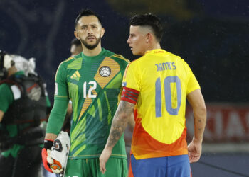 AMDEP362. BARRANQUILLA (COLOMBIA), 19/11/2024.- Camilo Vargas (i) y James Rodríguez de Colombia reaccionan este martes, en un partido de las eliminatorias sudamericanas para el Mundial de 2026 entre Colombia y Ecuador, en el estadio Metropolitano de Barranquilla (Colombia) . EFE/ Mauricio Dueñas Castañeda