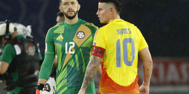 AMDEP362. BARRANQUILLA (COLOMBIA), 19/11/2024.- Camilo Vargas (i) y James Rodríguez de Colombia reaccionan este martes, en un partido de las eliminatorias sudamericanas para el Mundial de 2026 entre Colombia y Ecuador, en el estadio Metropolitano de Barranquilla (Colombia) . EFE/ Mauricio Dueñas Castañeda