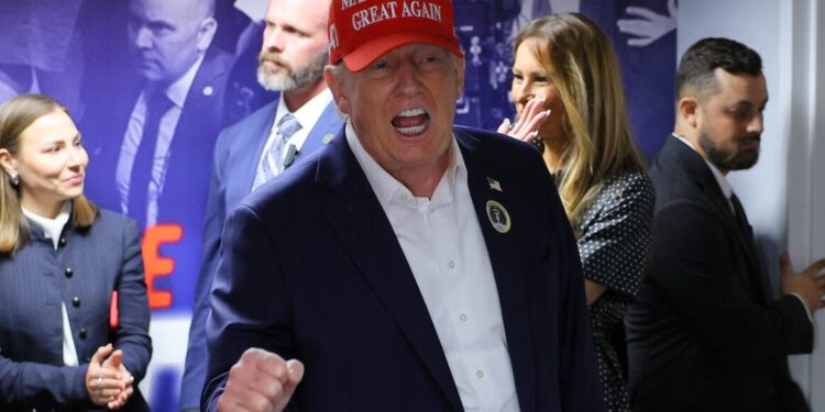 El candidato presidencial Donald Trump, acompañado de la ex primera dama Melania Trump, visita su sede de campaña para dar las gracias a los trabajadores de la campaña en West Palm Beach, Florida