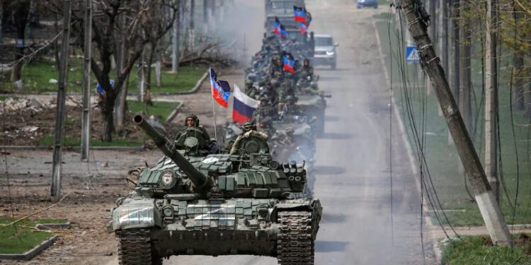 Una columna de tanques rusos transita por la ciudad ucraniana de Mariupol (REUTERS/Chingis Kondarov)