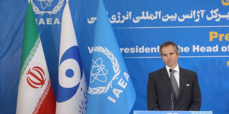 Rafael Grossi, director del OIEA, durante su visita a Teherán en marzo de 2023 (Majid Asgaripour/WANA via REUTERS)