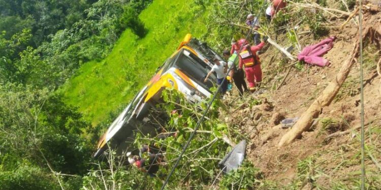 En el bus viajaban más de 20 escolares del quinto de secundaria. - Crédito: Disfusión