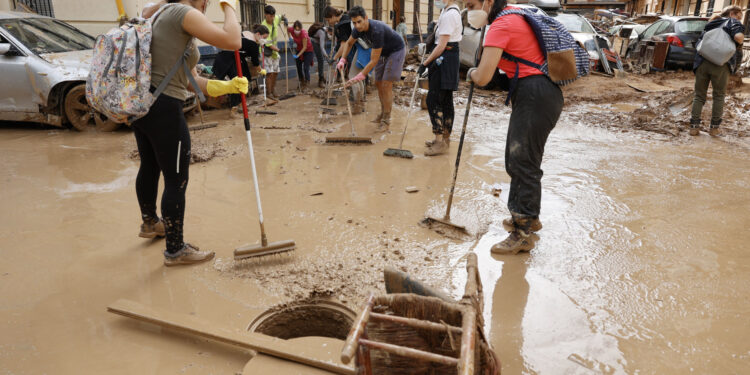 Labores de limpieza en la localidad de Paiporta este sábado tras el paso de la DANA. EFE/ Biel Aliño