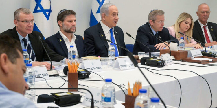 JERUSALÉN, 31/10/2024- Reunión del gobierno de Israel este jueves para aprobar los presupuestos de 2025, presidida por el primer ministro Benjamin Netanyahu (3i). EFE/Oficina del Primer Ministro de Israel -SOLO USO EDITORIAL/SOLO DISPONIBLE PARA ILUSTRAR LA NOTICIA QUE ACOMPAÑA (CRÉDITO OBLIGATORIO)-