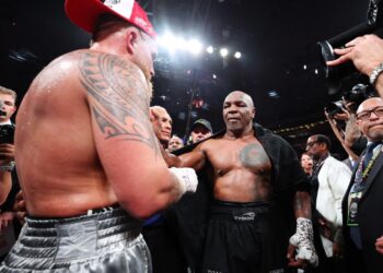 ARLINGTON, TEXAS - NOVEMBER 15: (L-R) Jake Paul announced as winner against Mike Tyson during LIVE On Netflix: Jake Paul vs. Mike Tyson at AT&T Stadium on November 15, 2024 in Arlington, Texas.   Al Bello/Getty Images for Netflix © 2024/AFP (Photo by AL BELLO / GETTY IMAGES NORTH AMERICA / Getty Images via AFP)