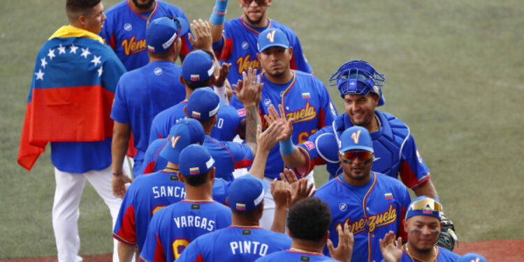 AME6914. GUADALAJARA (MÉXICO), 13/11/2024.- Jugadores de Venezuela celebran su victoria este miércoles, en un juego del Premier 12 de la Confederación Mundial de Béisbol y Sóftbol (WBSC) entrePuerto Rico y Venezuela, en el Estadio Panamericano de Béisbol, en Guadalajara, Jalisco (México). EFE/Francisco Guasco