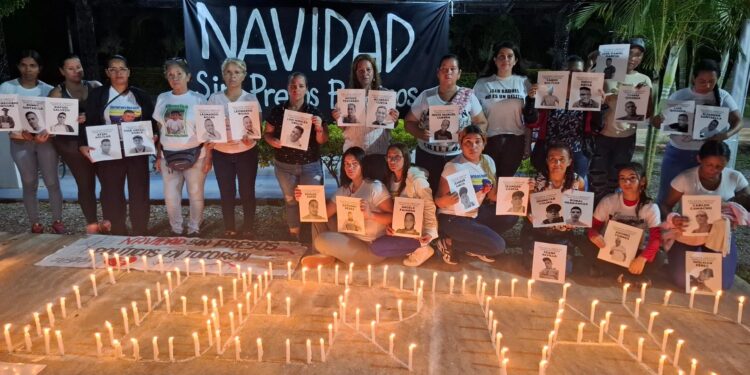 AME5345. CARACAS (VENEZUELA), 07/11/2024.- Fotografía cedida por el Comité por la Libertad de los Presos Políticos de familiares de privados de libertad en una manifestación este jueves, en las inmediaciones de la cárcel de Tocorón, en Tocorón (Venezuela). Casi una veintena de familiares de detenidos en una cárcel ubicada en el norte de Venezuela realizan este jueves una vigilia cerca del centro penitenciario para exigir la libertad "inmediata" de sus parientes y del resto de los "presos políticos" que -denuncian- hay en el país. EFE/ Comité por la Libertad de los Presos Políticos /SOLO USO EDITORIAL/SOLO DISPONIBLE PARA ILUSTRAR LA NOTICIA QUE ACOMPAÑA (CRÉDITO OBLIGATORIO)