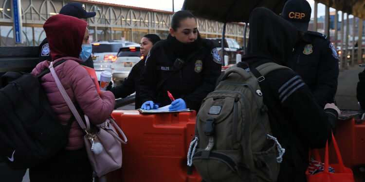 MEX5398. CIUDAD JUÁREZ (MÉXICO), 19/11/2024.- Fotografía del 18 de noviembre de 2024 de personas en una fila para cruzar la frontera hacia Estados Unidos, en el Puente Internacional Paso del Norte en Ciudad Juárez en Chihuahua (México). Migrantes en la frontera norte de México que tienen una cita de asilo con la Oficina de Aduanas y Protección Fronteriza de Estados Unidos (CBP) temen que el próximo presidente, Donald Trump, los deporte pese a migrar de forma legal, por lo que su esfuerzo sería en vano. EFE/ Luis Torres