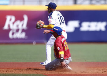 AME5847. GUADALAJARA (MÉXICO), 10/11/2024.- Ehire Adrianza (d) de Venezuela se desliza en segunda base ante Edgard Muñoz (i) de Panamá este domingo en un juego del Premier 12 de la Confederación Mundial de Béisbol y Sóftbol (WBSC) realizado en el Estadio Panamericano de Béisbol, en Guadalajara, Jalisco (México). EFE/Francisco Guasco