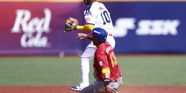 AME5847. GUADALAJARA (MÉXICO), 10/11/2024.- Ehire Adrianza (d) de Venezuela se desliza en segunda base ante Edgard Muñoz (i) de Panamá este domingo en un juego del Premier 12 de la Confederación Mundial de Béisbol y Sóftbol (WBSC) realizado en el Estadio Panamericano de Béisbol, en Guadalajara, Jalisco (México). EFE/Francisco Guasco