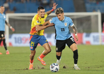 AMDEP9977. MONTEVIDEO (URUGUAY), 15/11/2024.- Maximiliano Araújo (d) de Uruguay disputa un balón con Daniel Muñoz de Colombia este viernes, durante un partido de las eliminatorias sudamericanas al Mundial de Fútbol 2026, entre Uruguay y Colombia en el estadio Centenario, en Montevideo (Uruguay). EFE/ Gastón Britos