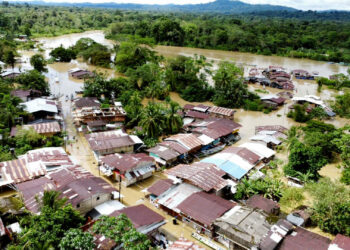 AME5794. PIE DE PATÓ (COLOMBIA), 10/11/2024.- Fotografía cedida por el Ejército de Colombia de inundaciones este sábado en Pie de Pató (Colombia). El departamento del Chocó es el más damnificado por el momento, con 22 municipios afectados y más de 30.000 familias damnificadas, según las cifras preliminares ofrecidas por el director de la Unidad Nacional para la Gestión del Riesgo de Desastres (UNGRD), Carlos Carrillo, quien indicó que por el momento no hay víctimas ni personas desaparecidas. EFE/ Ejército De Colombia / SOLO USO EDITORIAL/ SOLO DISPONIBLE PARA ILUSTRAR LA NOTICIA QUE ACOMPAÑA (CRÉDITO OBLIGATORIO)