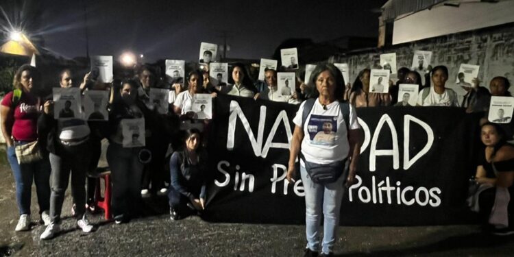 AME4217. TOCUYITO (VENEZUELA), 02/11/2024.- Fotografía cedida el Comité por la Libertad de los Presos Políticos donde se observa a familiares de privados de libertad en una manifestación este sábado, en las inmediaciones de la cárcel de Tocuyito, en Tocuyito (Venezuela). Familiares de detenidos en Venezuela levantaron una vigilia de oración, que comenzó un día antes cerca de la cárcel de Tocuyito, en el estado Carabobo (norte), para pedir la libertad de todos los considerados presos políticos, quienes son acusados, según la ONG Comité por la Libertad de los Presos Políticos, de "terrorismo". EFE/ Comité por la Libertad de los Presos Políticos/SOLO USO EDITORIAL/NO VENTAS/SOLO DISPONIBLE PARA ILUSTRAR LA NOTICIA QUE ACOMPAÑA/CRÉDITO OBLIGATORIO