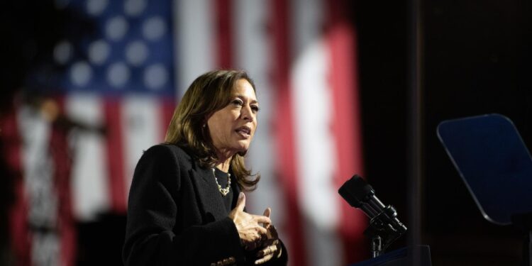 Philadelphia (United States), 04/11/2024.- US Vice President and Democratic presidential nominee Kamala Harris addresses supporters at a campaign event in Philadelphia, Pennsylvania, USA, 04 November 2024. US Vice President and Democratic Presidential Nominee Kamala Harris is holding an election eve concert and rally in Philadelphia. Election polls show that the presidential race between Harris and Republican nominee former President Donald Trump is extremely close. (Elecciones, Filadelfia) EFE/EPA/DAVID MUSE