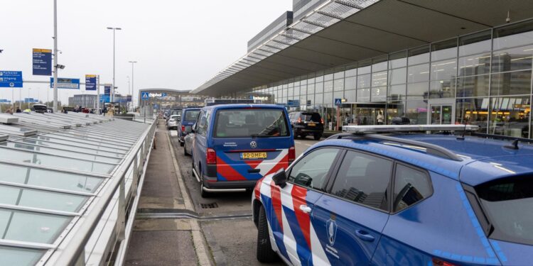 Schiphol (Netherlands), 08/11/2024.- Royal Military Police vehicles parked outside the departure hall 3 gate at Schiphol Airport, near Amsterdam, Netherlands, 08 November 2024. The Israeli army confirmed on 08 November it was preparing to "deploy a rescue mission with the coordination of the Dutch government ¡...Ç following severe and violent incidents against Israelis in Amsterdam", after clashes broke out after a match between Ajax and Israeli soccer club Maccabi Tel Aviv. (Países Bajos; Holanda) EFE/EPA/Michel van Bergen