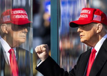 -FOTODELDÍA- Lititz (Estados Unidos), 03/11/2024.- El ex Presidente de los Estados Unidos y actual candidato presidencial republicano, Donald Trump, se dirige a sus partidarios en un mitin de campaña en Lititz, Pensilvania, EE.UU., el 03 de noviembre de 2024. EFE/JIM LO SCALZO