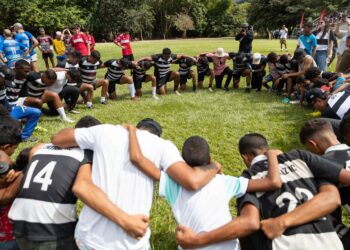 ARAGUA (VENEZUELA), 09/12/2024.- Fotografía del 08 de diciembre del 2024 de jugadores del equipo Alcatraz de Santa Teresa previo a iniciar el partido en el Torneo Internacional Rugby 7, en La Victoria (Venezuela). El 'Proyecto Alcatraz", que promociona la prevención de la violencia a través del rugby con la colaboración de profesionales y expresidiarios de Venezuela, volvió a celebrarse en el país caribeño, donde participó el Club Rugby Complutense Cisneros, de España. EFE/ Ronald Pena R