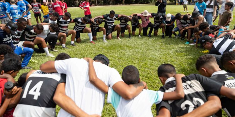 ARAGUA (VENEZUELA), 09/12/2024.- Fotografía del 08 de diciembre del 2024 de jugadores del equipo Alcatraz de Santa Teresa previo a iniciar el partido en el Torneo Internacional Rugby 7, en La Victoria (Venezuela). El 'Proyecto Alcatraz", que promociona la prevención de la violencia a través del rugby con la colaboración de profesionales y expresidiarios de Venezuela, volvió a celebrarse en el país caribeño, donde participó el Club Rugby Complutense Cisneros, de España. EFE/ Ronald Pena R