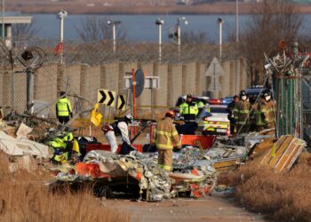 Muan (South Korea), 29/12/2024.- Firefighters search at the wreckage of the Jeju Air aircraft at Muan International Airport in Muan, 288 kilometers southwest of Seoul, South Korea, 29 December 2024. According to the National Fire Agency, a passenger jet carrying 181 people erupted in flames after going off the runway at an airport in South Korea's southwestern county of Muan on 29 December, leaving at least 176 people dead. (Corea del Sur, Seúl) EFE/EPA/HAN MYUNG-GU