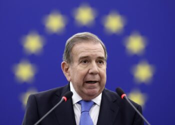 Strasbourg (France), 17/12/2024.- Presidential opposition candidate in Venezuela Edmundo Gonzalez Urrutia speaks during the Sakharov Prize award ceremony at the European Parliament in Strasbourg in Strasbourg, France, 17 December 2024. Members of the European Parliament have awarded the 2024 Sakharov Prize for Freedom of Thought to Venezuelan opposition leader Maria Corina Machado and Presidential opposition candidate Edmundo Gonzalez Urrutia. (Francia, Estrasburgo) EFE/EPA/RONALD WITTEK