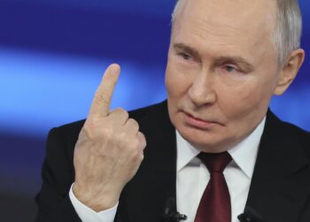 FOTODELDÍA Moscú (Federación de Rusia), 19/12/2024. - El presidente ruso, Vladimir Putin, hace gestos mientras responde a preguntas durante su conferencia de prensa anual en vivo con los medios federales, regionales y extranjeros rusos en la sala del foro Gostiny Dvor en Moscú, Rusia, este jueves. EFE/ Yuri Kochetkov