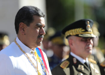 AME4464. CARACAS (VENEZUELA), 09/12/2024.- Fotografía cedida por Prensa Miraflores del presidente de Venezuela, Nicolás Maduro, durante un acto de condecoración a 21 venezolanos sancionados por el Tesoro de Estados Unidos, este lunes en Caracas (Venezuela). Maduro condecoró a los 21 venezolanos sancionados por Estados Unidos, a quienes el Departamento del Tesoro acusa de "represión" y de intentar "robar" las presidenciales del 28 de julio, en las que el mandatario fue proclamado ganador por el ente electoral, un resultado que la mayor coalición opositora considera fraudulento. EFE/ Prensa Miraflores / SOLO USO EDITORIAL/ SOLO DISPONIBLE PARA ILUSTRAR LA NOTICIA QUE ACOMPAÑA (CRÉDITO OBLIGATORIO)