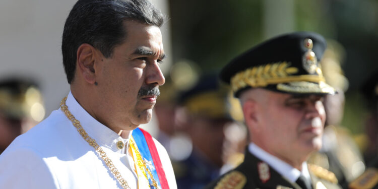 AME4464. CARACAS (VENEZUELA), 09/12/2024.- Fotografía cedida por Prensa Miraflores del presidente de Venezuela, Nicolás Maduro, durante un acto de condecoración a 21 venezolanos sancionados por el Tesoro de Estados Unidos, este lunes en Caracas (Venezuela). Maduro condecoró a los 21 venezolanos sancionados por Estados Unidos, a quienes el Departamento del Tesoro acusa de "represión" y de intentar "robar" las presidenciales del 28 de julio, en las que el mandatario fue proclamado ganador por el ente electoral, un resultado que la mayor coalición opositora considera fraudulento. EFE/ Prensa Miraflores / SOLO USO EDITORIAL/ SOLO DISPONIBLE PARA ILUSTRAR LA NOTICIA QUE ACOMPAÑA (CRÉDITO OBLIGATORIO)