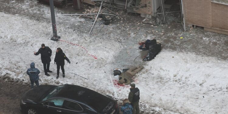 Moscow (Russian Federation), 17/12/2024.- A view of a scene of an explosion in Moscow, Russia, 17 December 2024. According to a statement by the Investigative Committee of Russia, Lieutenant General Igor Kirillov and his assistant were killed in a blast outside of an apartment building in Moscow. The committee's statement said the explosive was hidden inside of an electric scooter. (Rusia, Moscú) EFE/EPA/YURI KOCHETKOV