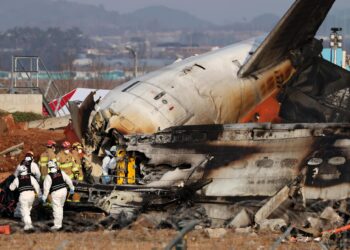 Muan (South Korea), 29/12/2024.- Firefighters search at the wreckage of the Jeju Air aircraft at Muan International Airport in Muan, 288 kilometers southwest of Seoul, South Korea, 29 December 2024. According to the National Fire Agency, a passenger jet carrying 181 people erupted in flames after going off the runway at an airport in South Korea's southwestern county of Muan on 29 December, leaving at least 176 people dead. (Corea del Sur, Seúl) EFE/EPA/HAN MYUNG-GU