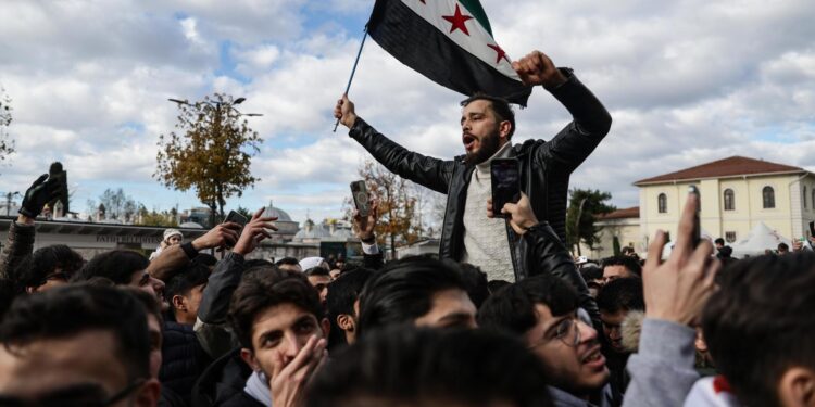 Istanbul (Turkey), 08/12/2024.- Supporters of the Syrian opposition residing in Turkey celebrate the rebel take over of Damascus at Fatih Mosque in Istanbul, Turkey, 08 December 2024. Syrian rebels entered Damascus on 08 December 2024 and announced in a televised statement the 'Liberation of the city of Damascus and the overthrow of Bashar al-Assad,' as well as the release of all the prisoners. The rebels also urged the Syrian armed forces to leave Syrian public institutions, which will stay under the control of the outgoing Syrian prime minister until the official handover ceremony. (Siria, Turquía, Damasco, Estanbul) EFE/EPA/ERDEM SAHIN