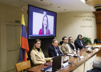 MADRID, 10/12/2024.- El líder opositor venezolano Edmundo González (2i) junto a Eugenia Olivarria (i); Adrián Quiñones (3d); Neomar Lander (2d) y Jesús Alemán participa en un acto convocado bajo el lema "El reto de la liberación en Venezuela: Derechos Humanos, Justicia y Democracia", este martes en Madrid. En el acto interviene la opositora María Corina Machado (en la pantalla) desde Venezuela. EFE/ Blanca Millez