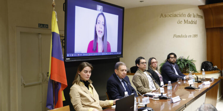 MADRID, 10/12/2024.- El líder opositor venezolano Edmundo González (2i) junto a Eugenia Olivarria (i); Adrián Quiñones (3d); Neomar Lander (2d) y Jesús Alemán participa en un acto convocado bajo el lema "El reto de la liberación en Venezuela: Derechos Humanos, Justicia y Democracia", este martes en Madrid. En el acto interviene la opositora María Corina Machado (en la pantalla) desde Venezuela. EFE/ Blanca Millez