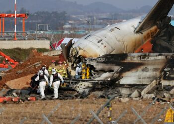 Muan (South Korea), 29/12/2024.- Firefighters work at the wreckage of the Jeju Air aircraft at Muan International Airport in Muan, 288 kilometers southwest of Seoul, South Korea, 29 December 2024. According to the National Fire Agency, a passenger jet carrying 181 people erupted in flames after going off the runway at an airport in South Korea's southwestern county of Muan on 29 December, leaving at least 62 people dead. (Corea del Sur, Seúl) EFE/EPA/HAN MYUNG-GU