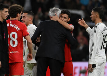 MADRID, 22/12/2024.- El defensa del Sevilla Jesús Navas (2d) saluda al entrenador del Real Madrid, el italiano Carlo Acelotti tras su último partido como futbolista profesional, el encuentro de LaLiga entre el Real Madrid y el Sevilla, este domingo en el estadio Santiago Bernabéu. EFE/ Fernando Villar