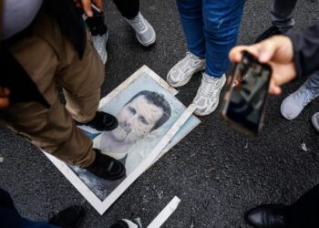 Una imagen del dictador sirio Bashar Al-Assad es pisoteada durante una protesta en Estanbul, Turquía (AFP)