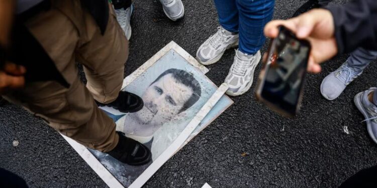 Una imagen del dictador sirio Bashar Al-Assad es pisoteada durante una protesta en Estanbul, Turquía (AFP)