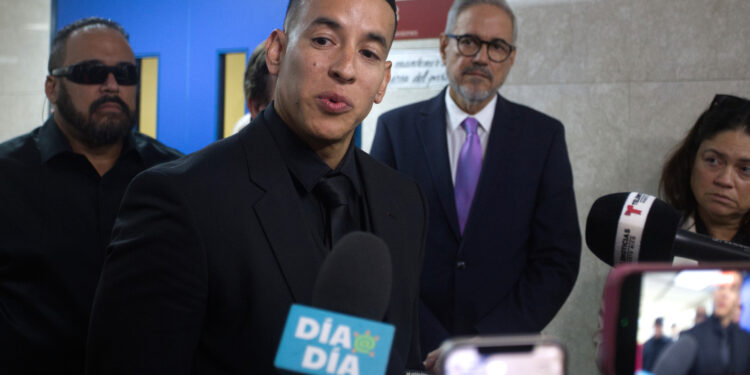 Fotografía de archivo del pasado 20 de diciembre del reguetonero puertorriqueño Daddy Yankee, mientras habla con medios de comunicación a su salida de una audiencia en San Juan (Puerto Rico).EFE/Thais Llorca