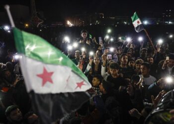 Damascus (Syrian Arab Republic), 13/12/2024.- People celebrate days after the overthrow of President Bashar al-Assad by opposition rebels, in Damascus, Syria, 13 December 2024. Hay'at Tahrir Al-Sham (HTS) leader Abu Mohammad Al-Jolani called on people across the country to celebrate 'the victory of the revolution' on 13 December, following the capture of Damascus and the overthrow of Bashar al-Assad on 08 December 2024. (Siria, Damasco) EFE/EPA/ANTÓNIO PEDRO SANTOS