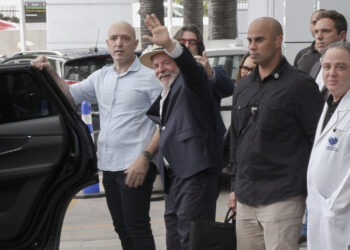 Frame grab from video footage by AFP TV shows Brazil's President Luiz Inacio Lula da Silva waving as he leaves the Syrian-Lebanese Hospital in Sao Paulo, Brazil, on December 15, 2024. - Brazilian President Luiz Inacio Lula da Silva was discharged Sunday from a Sao Paulo hospital following emergency surgery last week for an intracranial hemorrhage. (Photo by Carlos FABAL / AFP)