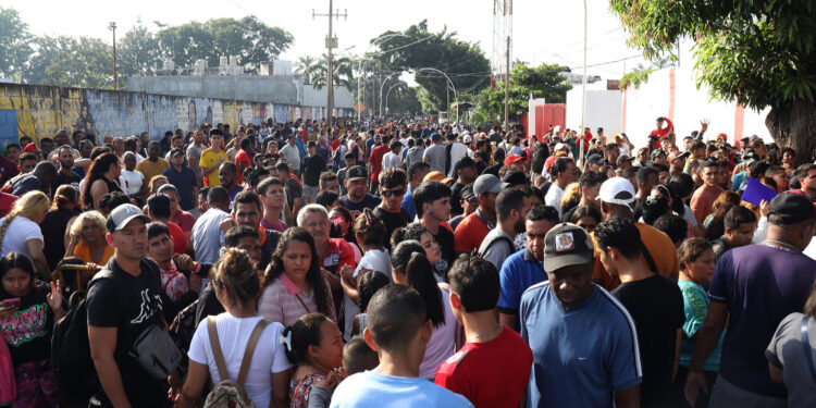 MEX8610. TAPACHULA (MÉXICO), 26/12/2024.- Migrantes hacen filas para realizar sus procesos migratorios, el 22 de diciembre de 2024 en el municipio de Tapachula en Chiapas (México). Migrantes en la frontera sur de México piden apoyo a la presidenta, Claudia Sheinbaum, para que los deporte porque prefieren retornar a sus países antes que quedarse en territorio mexicano ante las restricciones que se avecinan con el mandatario electo de Estados Unidos, Donald Trump. EFE/ Juan Manuel Blanco